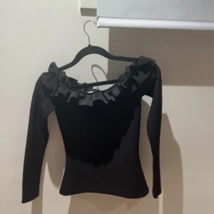 En only trend tröja - Väldigt fin och nästan ny skick, kan användas på finare kvällar men även till vardags. Storlek xs passar som en 152 i barnstorlek