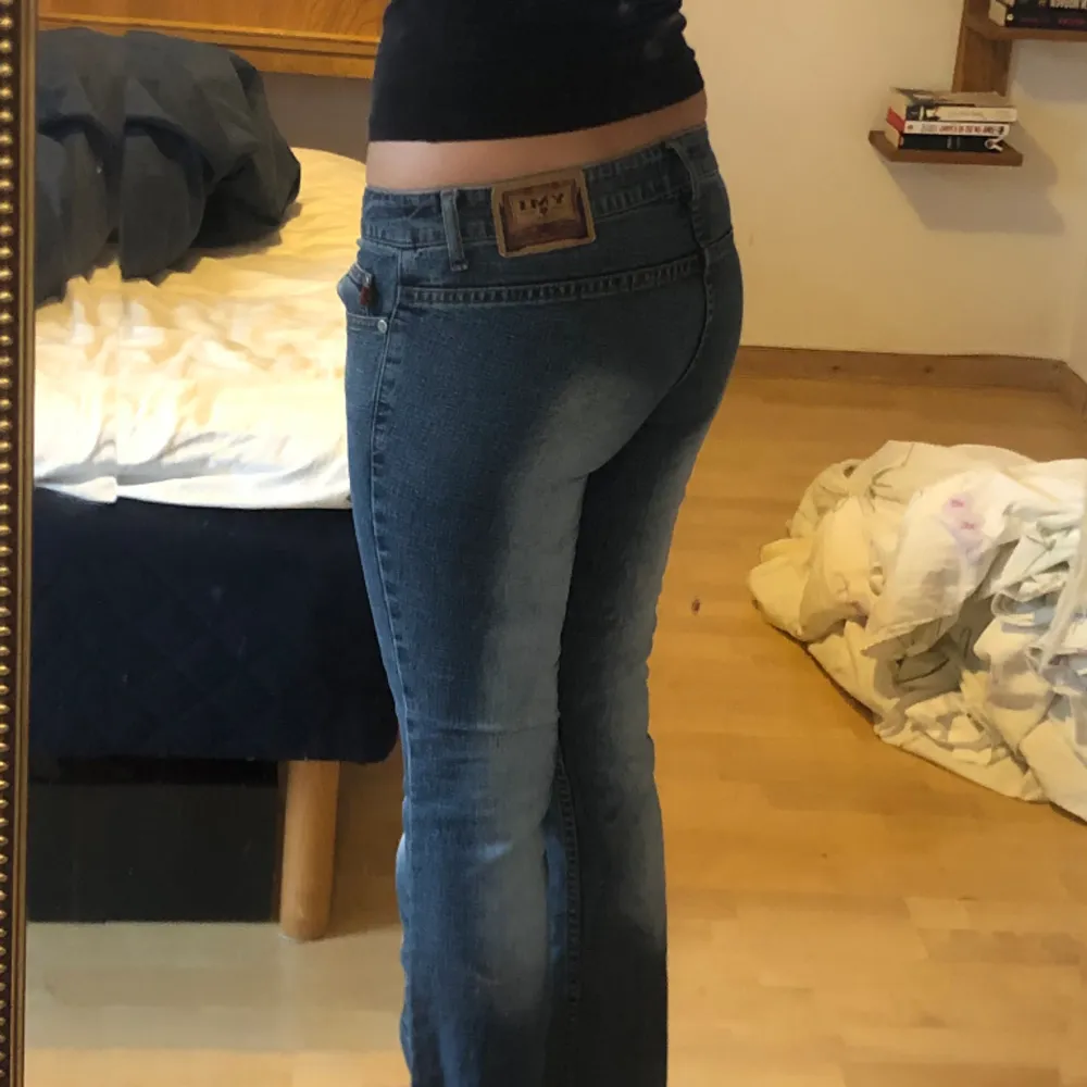 Så snygga lågmidjade bootcut jeans! Köpta second hand men är i fint skick! Midja: 77cm + strech, innerben: 70cm. Jeans & Byxor.