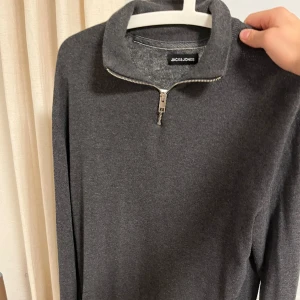 Half Zip Grå Jack $ Jones - Säljer denna fräscha half zippen från Jack & Jones! Inte använd så mycket och har bara levt gratis i garderoben. 