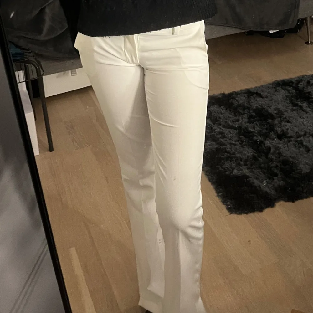 Vita kostymbyxor från BikBok, modem PW Vera. Ändända ett fåtal gånger och har inga defekter. Innerbenslängd 81 cm, midjemått 36 cm rakt över❤️. Jeans & Byxor.
