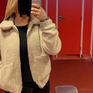 Teddyjacka - Superfin och trendig teddyjacka.. använd ett fåtal gånger. Pris kan diskuteras vid snabb affär 💕