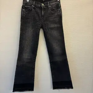 Straight jeans i storlek 26 med fin detalj längst ner  , de är i väldigt bra skick samt skulle säga att de är ankellängd på dom🙌 