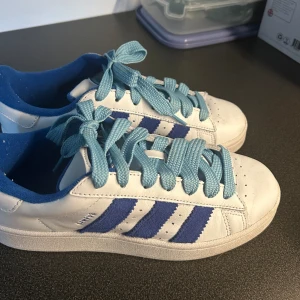 adidas campus 00s - säljer nu mina adidas campus 00s, använda fåtal gånger. Köpta på zalando för 1065kr. klicka inte på köp nu utan att höra av dig först :)