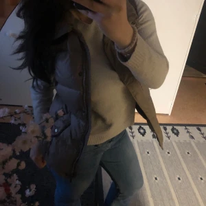 Spirit väst  - Ljusbrun väst från spirit! Skitsnygg vinröd färg intill, använd 1 gång och i bra skick❤️ skriv vid funderingar