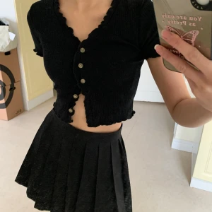 Crop top volang tröja - Varsamt använd  Köparen står för frakt  Kika gärna in andra plagg på min profil för att spara på frakt