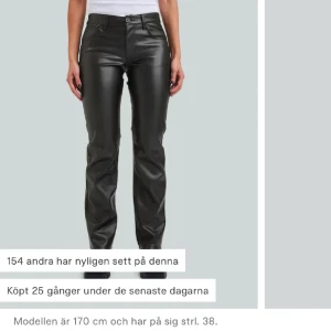 Skinbyxor - Säljer dessa fina skinbyxor från bikbok,superfint skick då dom knappt är använda❤️Nypris 599❤️Storlek 34 men passar mig som brukar ha 36