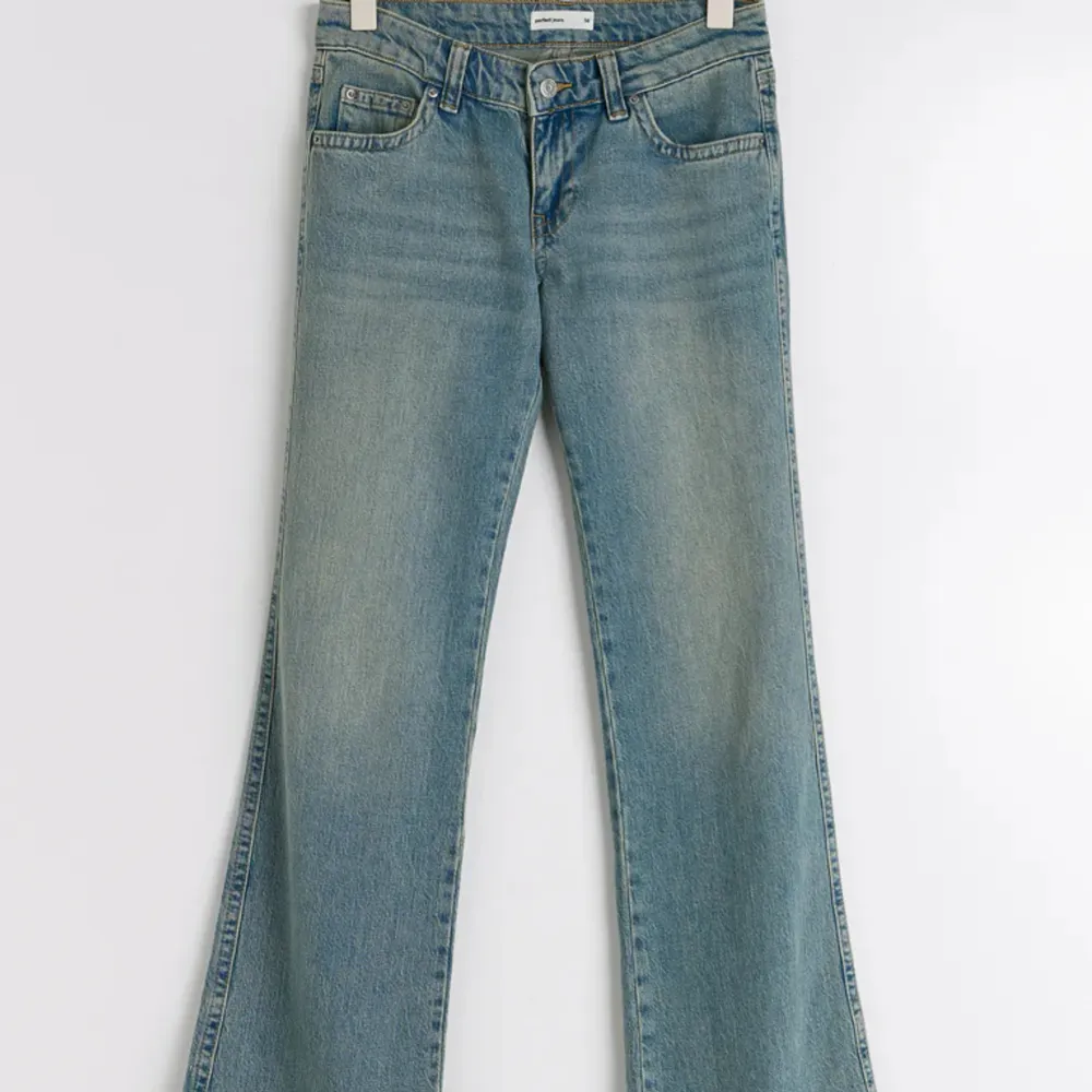 Jag säljer mina jättefina jeans från Gina tricot. De är rätt så populära!❤️ Det är fickor där bak. Jag säljer de p.g.a att jag råkat ta fel storlek på de. Jättebra skick. ! . Jeans & Byxor.