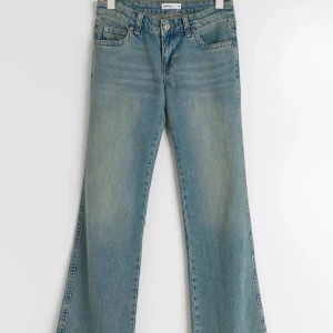 Y2k jeans - Jag säljer mina jättefina jeans från Gina tricot. De är rätt så populära!❤️ Det är fickor där bak. Jag säljer de p.g.a att jag råkat ta fel storlek på de. Jättebra skick. ! 