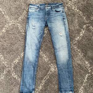 Tja, säljer dessa feta jack and jones jeans i st 32/34 men sitter mer som 29-30/33, skick 9/10. Passform Slim fit/Glenn. Hör av er vid funderingar! Obs: Färgen på bilden är missledande, kom priv för bättre bilder!