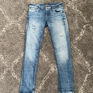 Jack and jones jeans - Tja, säljer dessa feta jack and jones jeans i st 32/34 men sitter mer som 29-30/33, skick 9/10. Passform Slim fit/Glenn. Hör av er vid funderingar! Obs: Färgen på bilden är missledande, kom priv för bättre bilder!