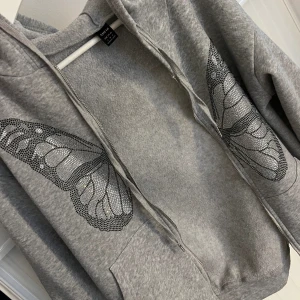 Zip hoodie - Från shein i storlek S 🩶Med fjäril på