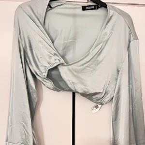 Fin topp - Säljer en fin topp som passar bra till jeans. Den är i bra skick och inte använt alls. Storlek S 