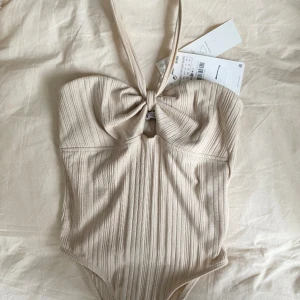 Ny body från zara!  - Så snygg body, sitter så fint! Helt oanvänd, prislapp kvar. Stretchigt material 