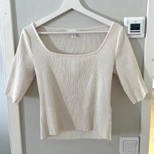 Vit topp - Jättefin vit topp som endast används en gång så superbra skick💕 använd gärna köp nu💝