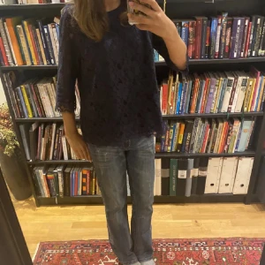 Trekvartsärmad tröja  - Trekvartsärmad tröja med marinblå spets, i bra skick (Lånade bilder) 