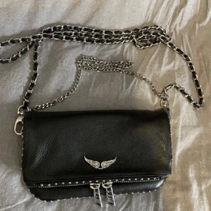 Zadig väska - Säljer min fina Zadig väska då den inte kommer till användning💗 Jätte fint skick, ny pris 2700kr🌟