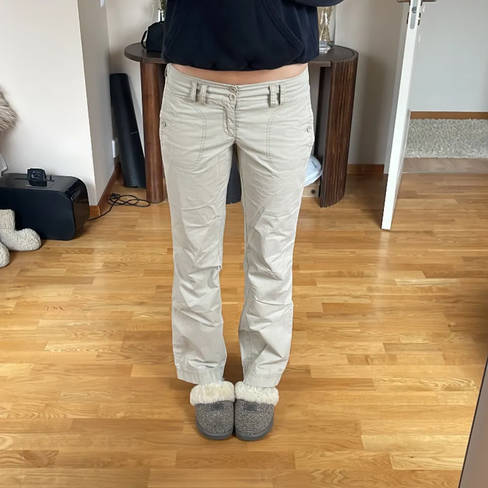 Cargobyxor som tyvärr är lite korta för mig🤧Jag är 177cm💕 Midjemått: 88cm innerben: 75cm. Jeans & Byxor.