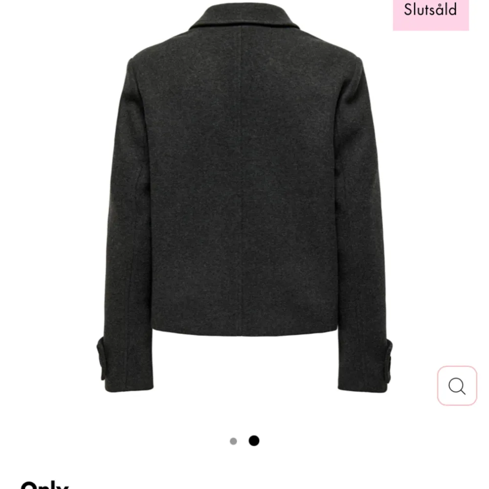 Mörkgrå only kappa i xs. Som ny, ansvällt 2 gånger . Perfekt över en klänning eller lite finare kläder 💕💕original pris 680kr och priset kan diskuteras . Jackor.