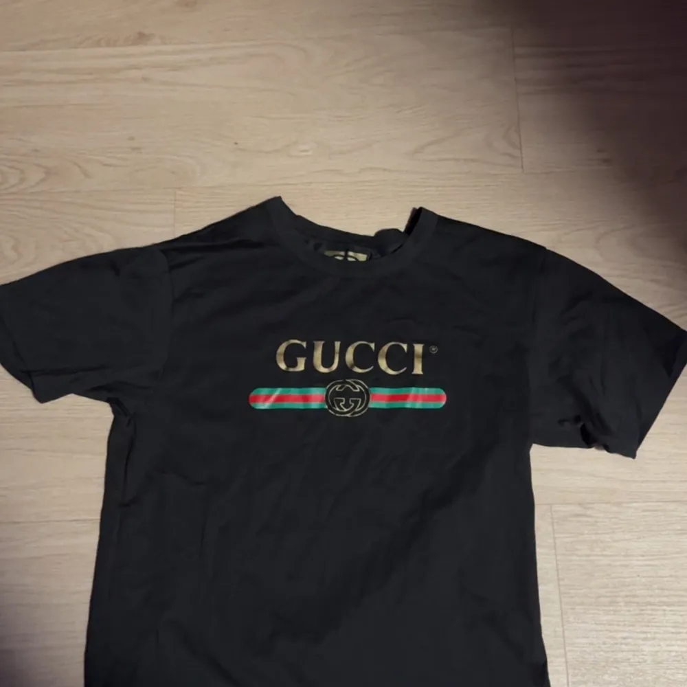  Säljer min helt nya Gucci t-shirt som är helt ny och köpt från Paris. Org pris 200 euro. Mina föräldrar köpte den till min syster som present men hon ville inte ha den så hon gav den till mig. Köp gärna🙏. T-shirts.