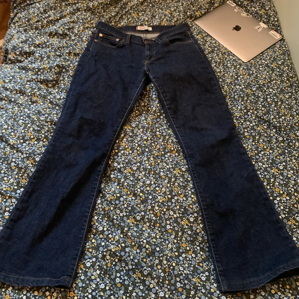 Ett par mörkblå bootcut Levi’s jeans med låg midja. Storlek S. Midjemått tvärsöver är 39. . Jeans & Byxor.