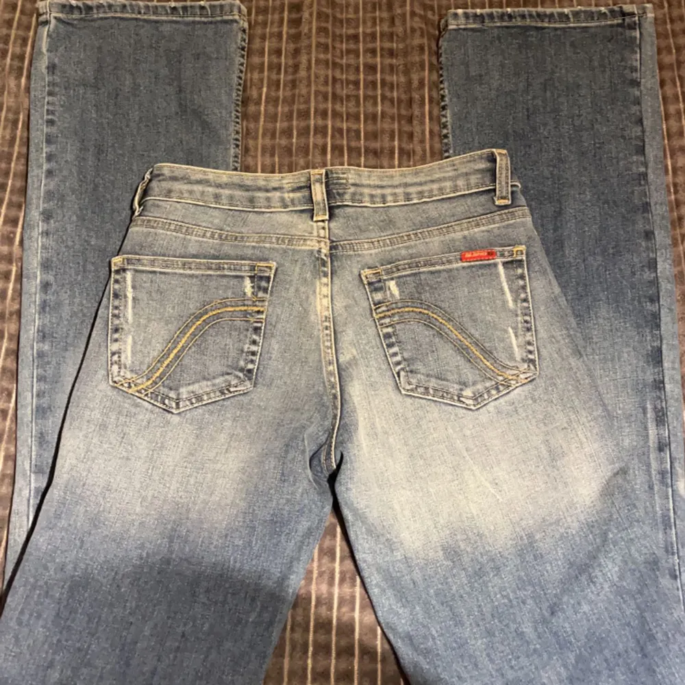 Jättesnygga Lågmidjade bootcut jeans som jag aldrig har använt, inga defekter eller någonting. Innerbenslängd 82, midjemått 72! Skriv privat för frågor eller fler bilder💓. Jeans & Byxor.