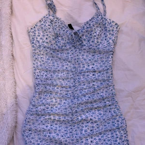 Blommig klänning - Super söt blommig klänning i mycket fint skick! 