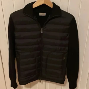 Moncler cardigan - Storlek 2 vilket motsvarar ungefär M. Passar ungefär 172cm.  Skick: 9/10 inga flaws eller liknande. Tags finns! Skriv gärna priv för fler bilder eller frågor!