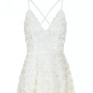 Ida Sjöstedt klänning - Storlek - 36 Använd 1 gång, väldigt fint skick, ser ut som ny🥰 Perfekt som studentklänning eller liknande! Skriv privat för fler bilder vid intresse😍 priset kan diskuteras vid snabb affär👏🏼