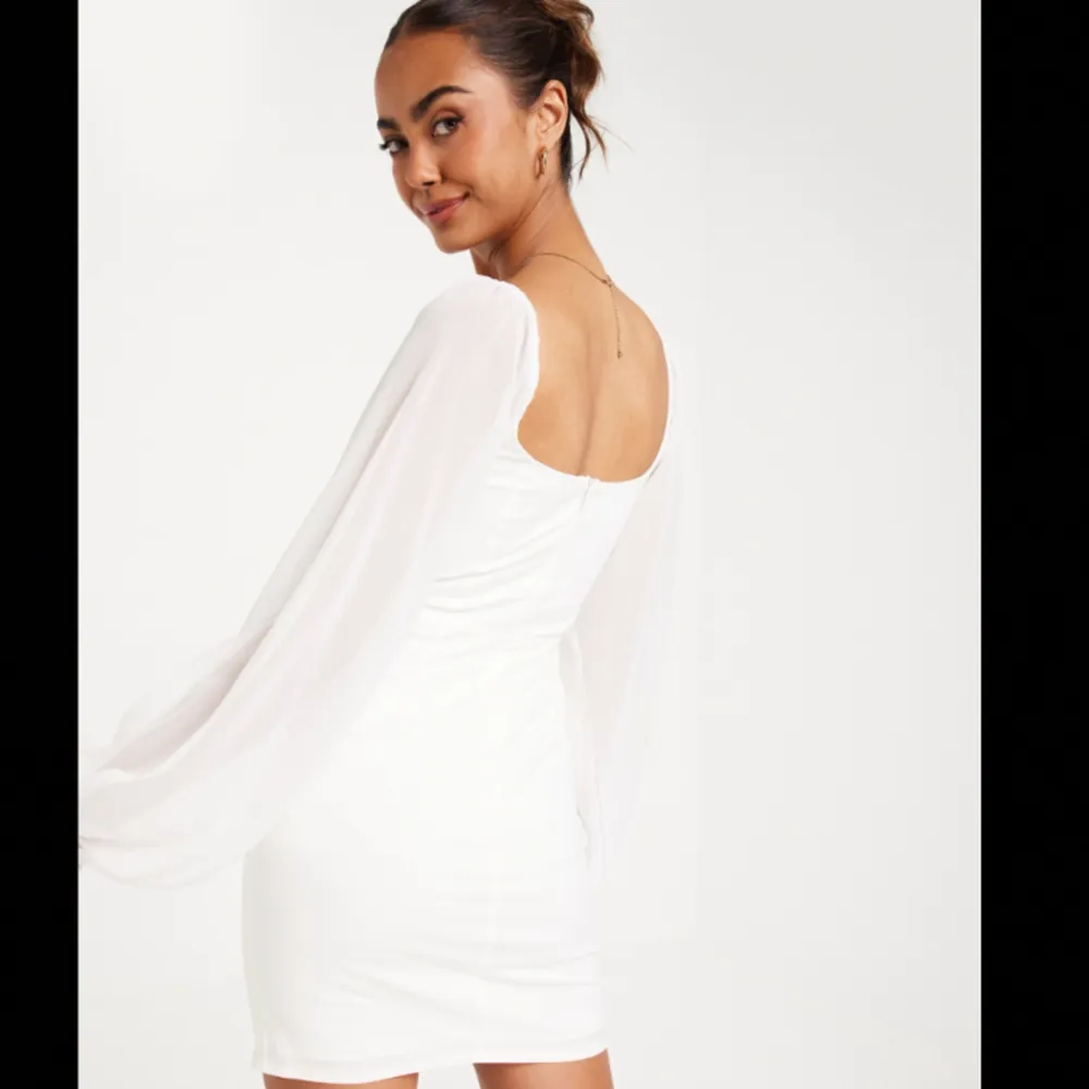Säljer denna superfina vita klänning i storlek 36 från Nelly som passar både till studenten och konfirmationen den är oanvänd och lappen är kvar! Säljer den för att den inte kom till användning för köpte 2 klänningar! Nypris 499 ge gärna prisförslag🤍. Klänningar.