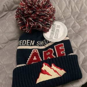 Åre mössa  - Tja! Säljer nu en Åre mössa direkt från Åre! Inte använd. Perfekt för backen eller afterski, tveka inte på att skriva !