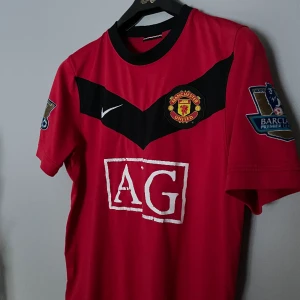 Fotbollströja - Hej, säljer nu denna riktigt feta Man U 2008-2009 matchtröja med Owen (7) på ryggen. Väldigt sällsynt tröja nu för tiden men priset går att diskutera vid snabb affär 🤝🏼 ända defekten är att sponsor trycket har lossnat pytte lite.