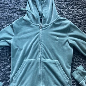 Juicy tröja - Säljer denna tröjan för den är för liten, används ett par gånger men inte jätte mycket men är fortfarande i bra skick 💚 köpte för 1200kr och priset kan diskuteras 💚