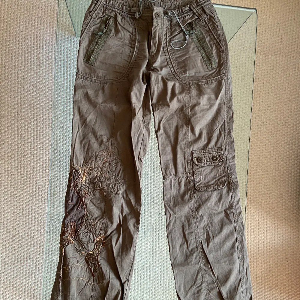 Superfina vintage med detalj på höger ben. Passar mer som medium/small. . Jeans & Byxor.