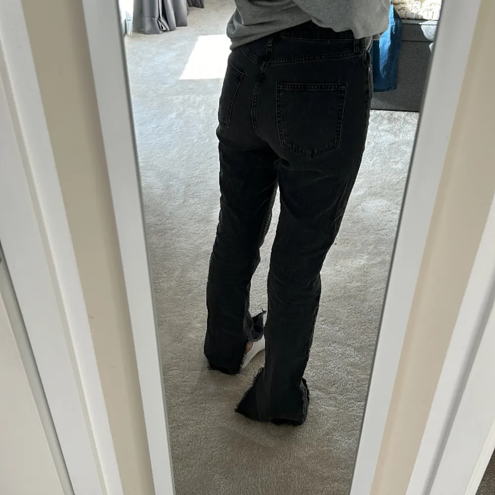 Svarta jeans med slits. Jeans & Byxor.