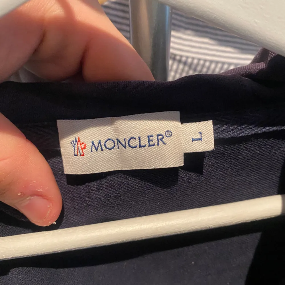 Säljer min moncler hoodie då jag inte använder den längre. Den är lite solblekt men annars väldigt fin äkta såklart. Den är L men passade på mig väldigt bra också som har M. Tröjor & Koftor.