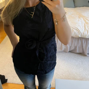 blus - jätte snygg blus med knytning!!🫶🏻