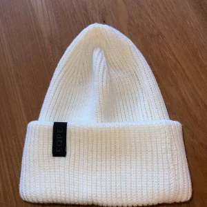 Vit mössa - Vit mössa, använd några gånger. 