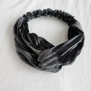 Hårband/Diadem - Hårband som är nästan aldrig använt. Är i nyskick. 