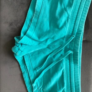 Shorts turkos strl 34  - Sköna mini shorts  Strl 34  Fint skick  Turkos  1 ficka bak  