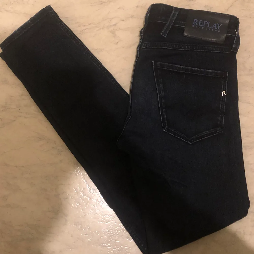 Replay anbass jeans mörkblå/svarta i storlek 28/30 som säljs för endast 479kr! Tveka inte på att skriva till oss vid minsta lilla fundering :). Jeans & Byxor.