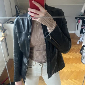 Svart skinnjacka - Svart skinnjacka från Hollies Stockholm. 