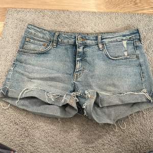 Jeansshorts, väl använda men bra skick.