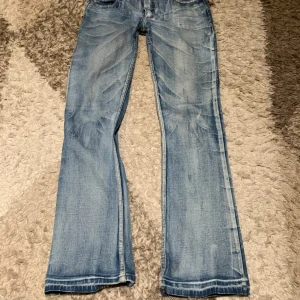 bootcut jeans - Lågmidjade bootcut jeans med cool wash🙏 Innerbenslängd - 81 cm Midjemått - 36 cm Kontakta mig innan du trycker på köp nu!! 