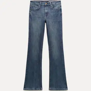 Otroligt snygga mörkblåa jeans från zara som har använts två gånger💙 Storlek 34,  Bootcut modell💕 Tryck gärna på köp direkt!