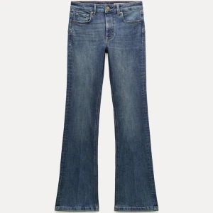 Snygga mörkblå zara jeans💙 - Otroligt snygga mörkblåa jeans från zara som har använts två gånger💙 Storlek 34,  Bootcut modell💕 Tryck gärna på köp direkt!