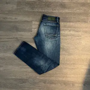 Tommy hilfigher jeans i slim modell. Väldigt bra skick (9/10). Storlek W30 L32. Vårat pris 399. Tveka inte att höra av dig vid eventuella frågor!👍🏼