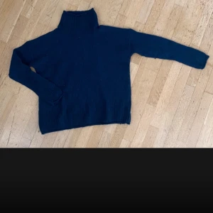 Stickad mörkblå tröja strl xs  - Nyskick  Fin mörkblå färg  Strl xs  Amisu 