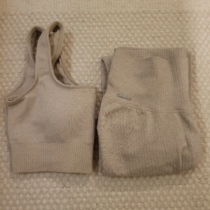 Aimn ribbed seamless set - Aimn ribbed seamless tights med matchande sport bh i färgen beige. Storlek s i både byxor och bh, snyggt set men säljer då jag har annat set och de inte kommer till användning, nyskick och endast använda 1 gång