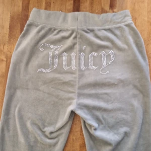 Juicy couture velourbyxor - Läckra juicy i ljusgrön färg som är använda endast ett fåtal gånger. 