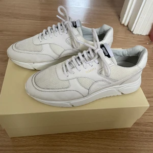 Vita Axel Arigato Genesis skor - Använt typ 5 gånger tyckte inte det passa min stil